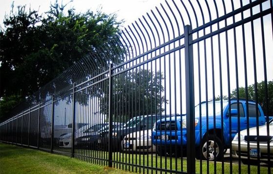 Sistemas de cercas de seguridad de piquetes tubulares de metal personalizados para paredes y puertas